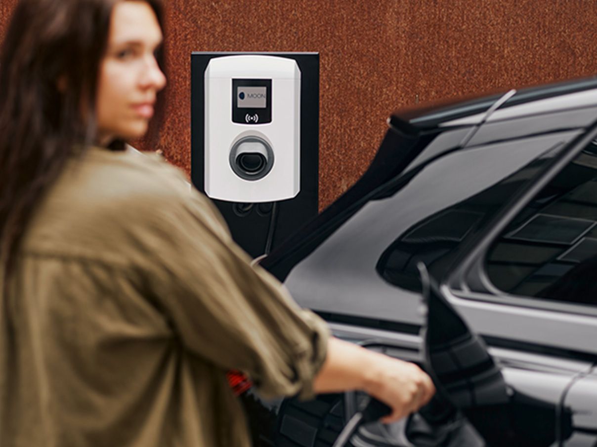 Žena stavlja ventil na slavinu u automobil