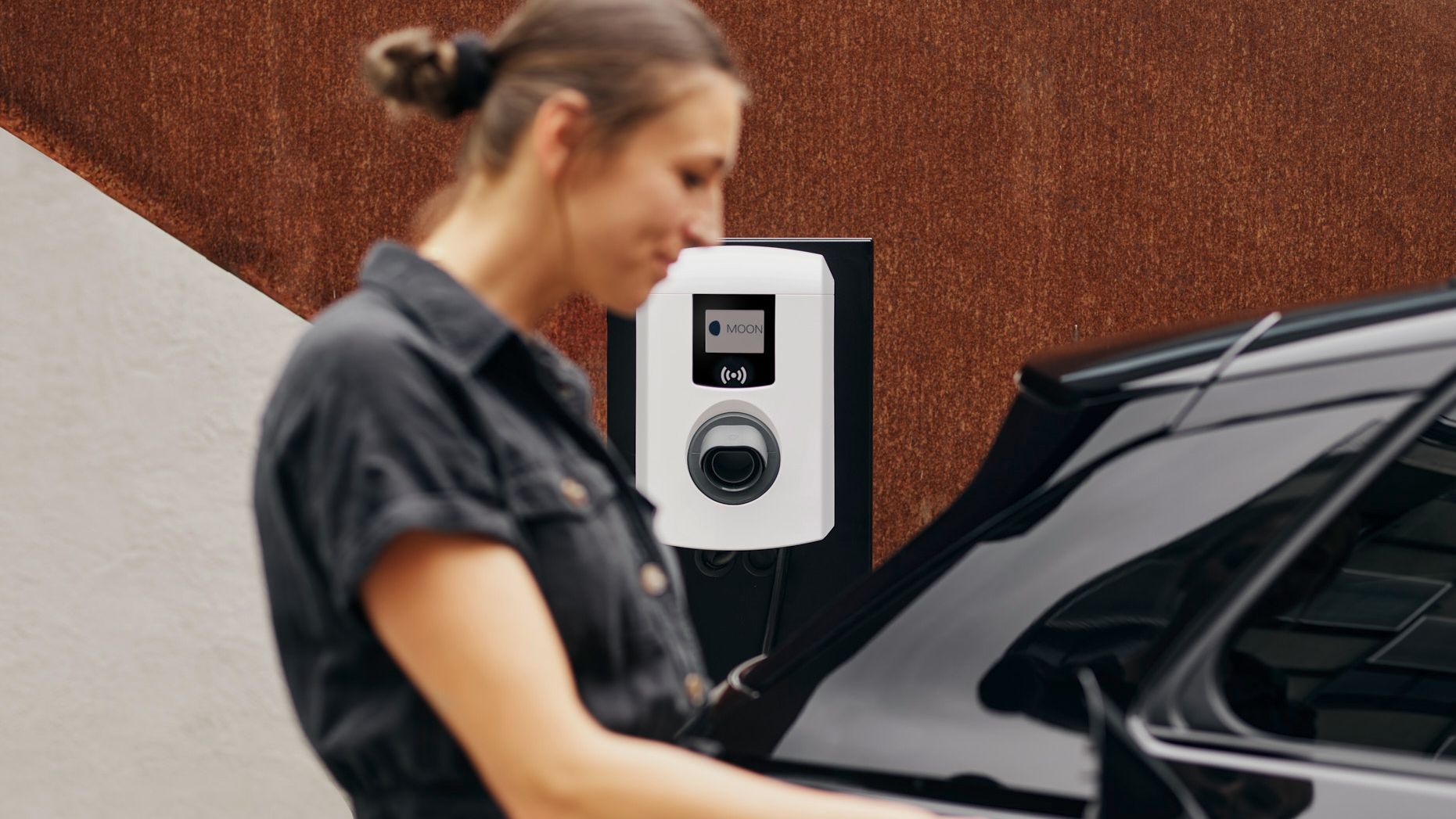 Žena stavlja ventil na slavinu u automobil