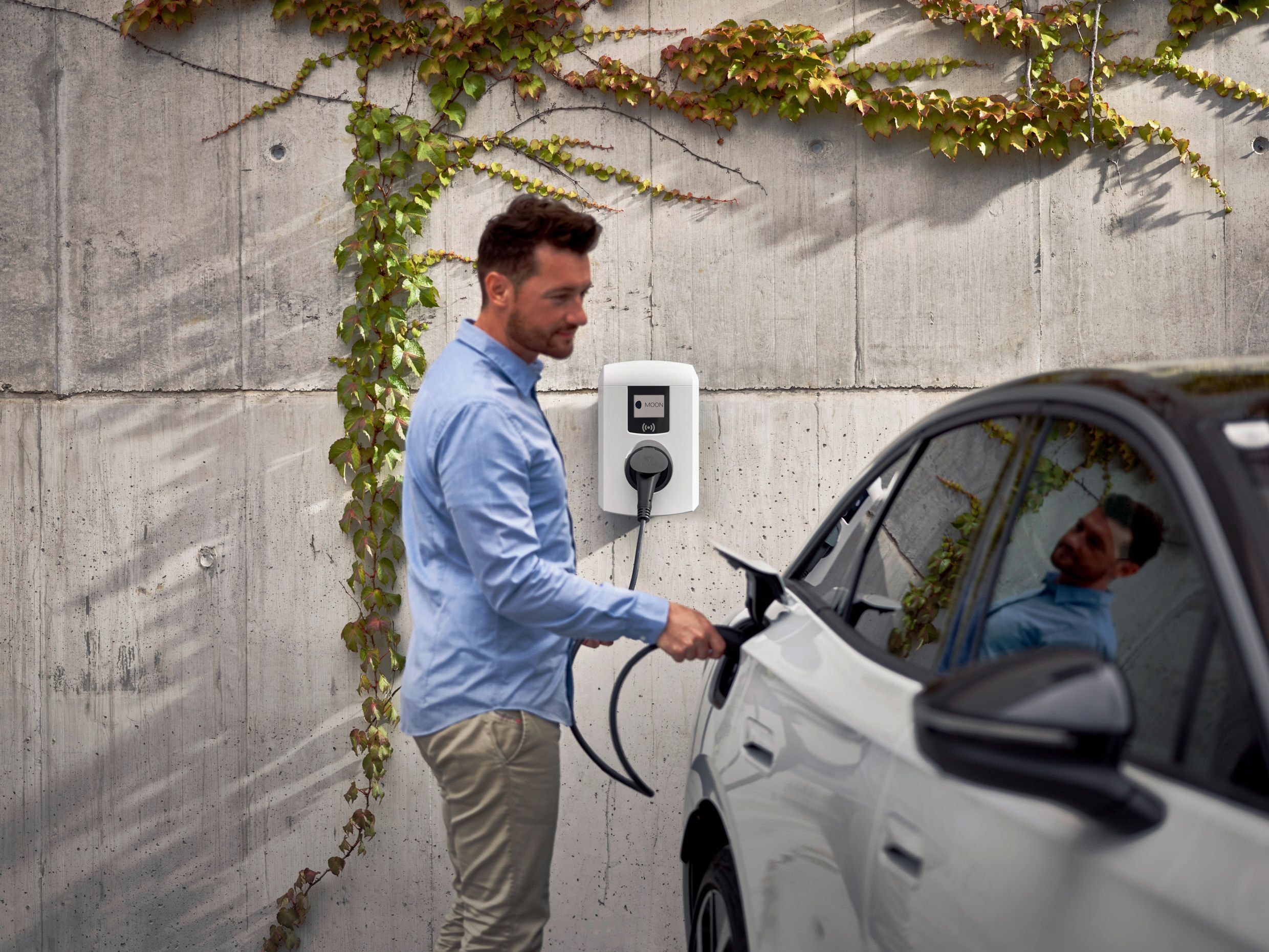 Čovjek juri auto zidnom kutijom