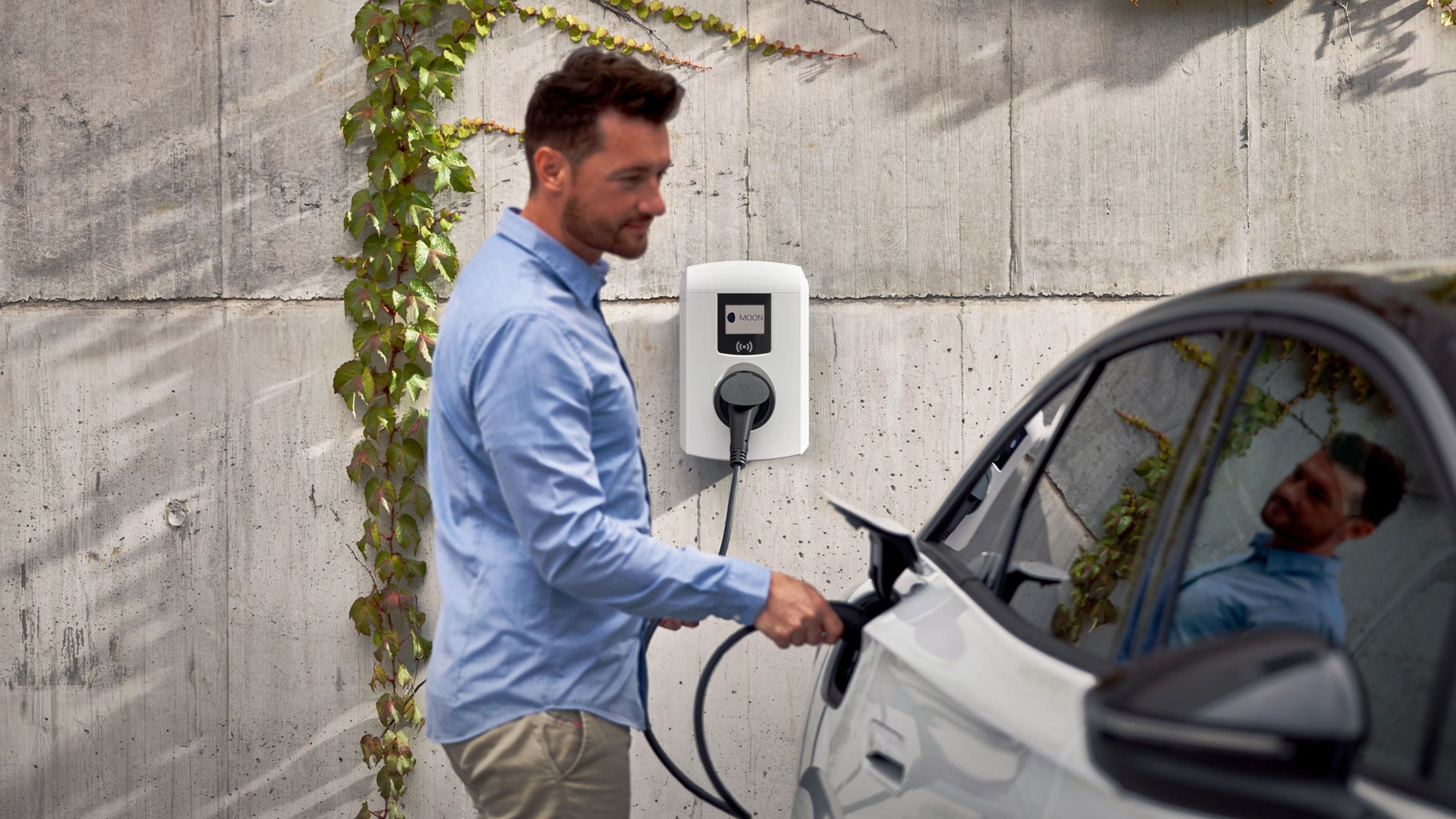 Muškarac zabija ventil u auto