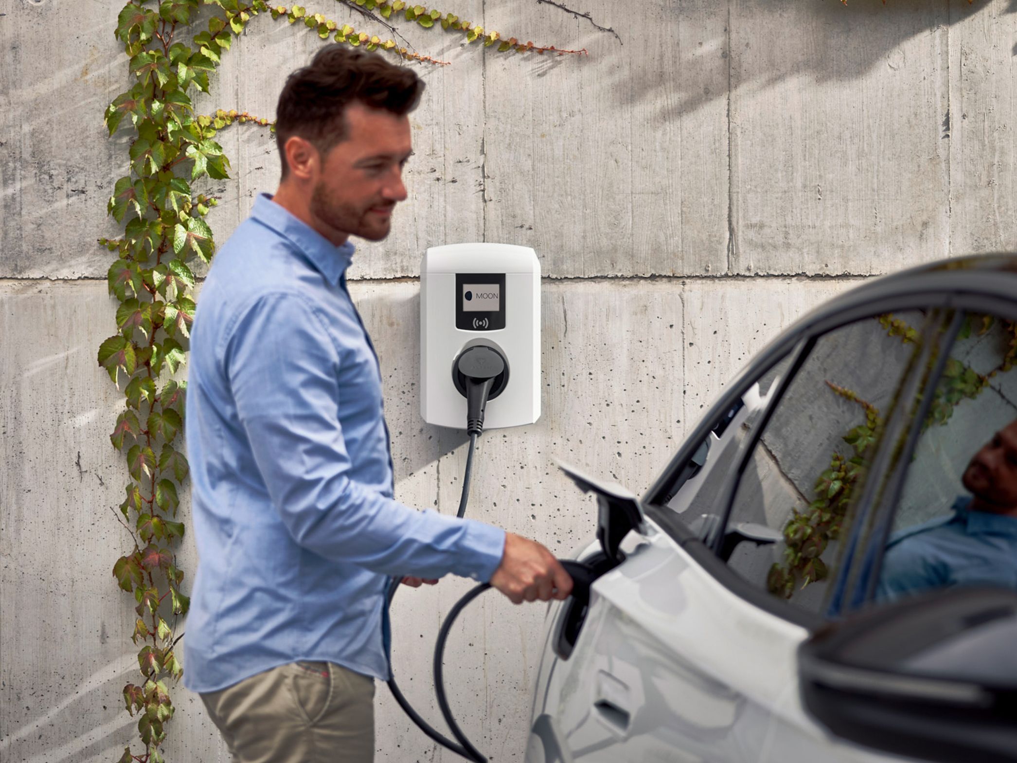 Muškarac zabija ventil u auto