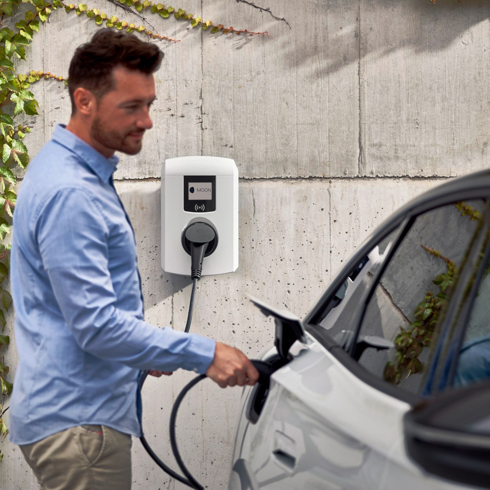 Muškarac zabija ventil u auto