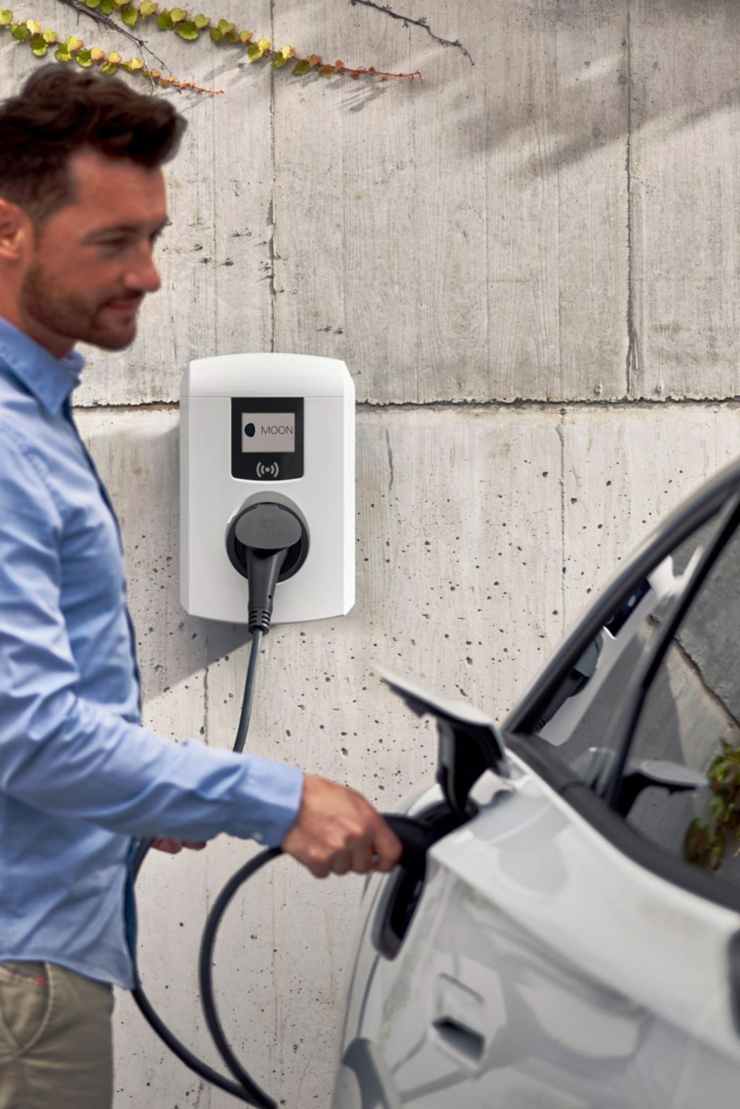 Muškarac zabija ventil u auto