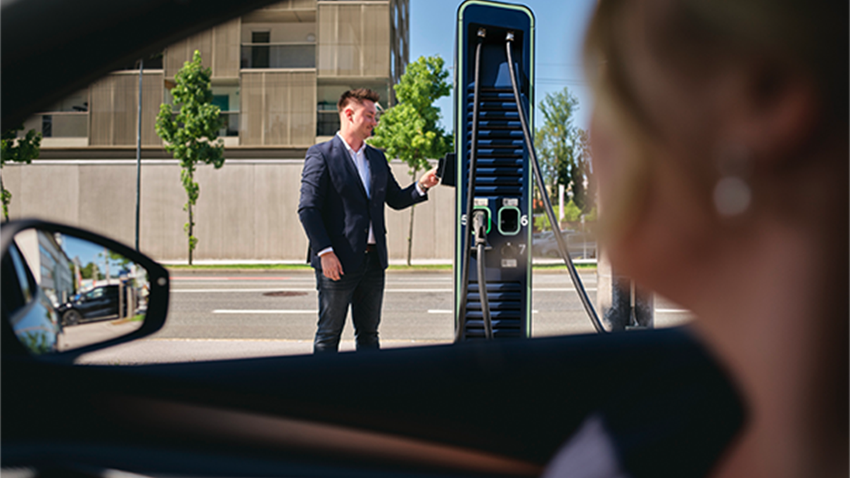 Muškarac drži karticu na punionici