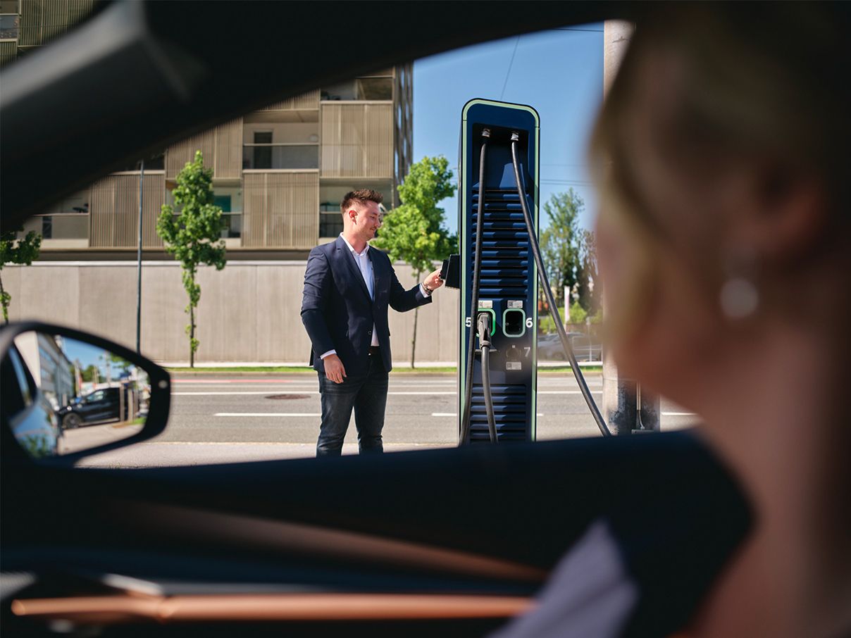 Muškarac drži karticu na punionici