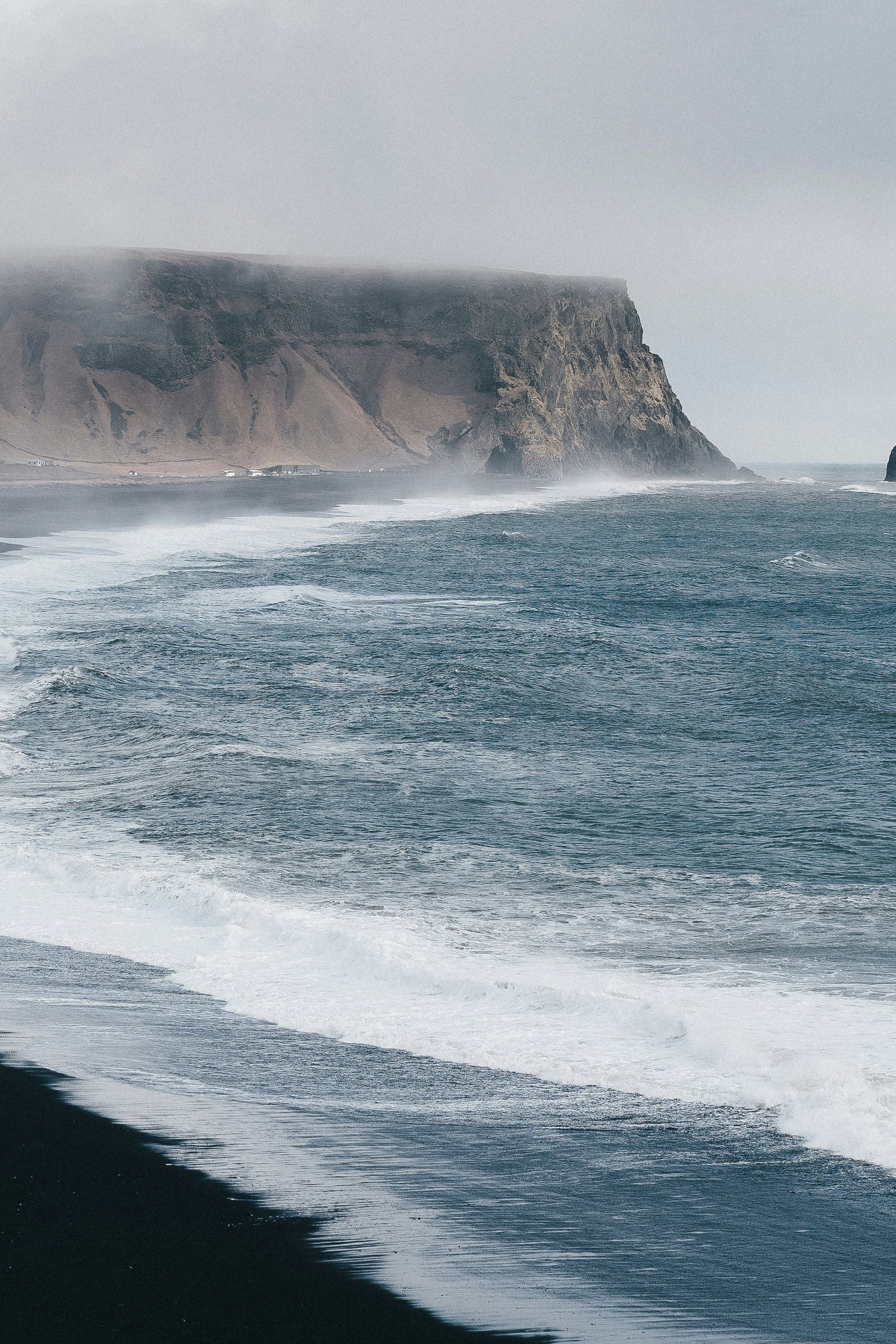 Plaža s oblačnim nebom