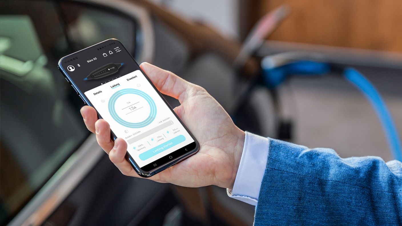 Prikaz mobilnog telefona sa statistikom punjenja