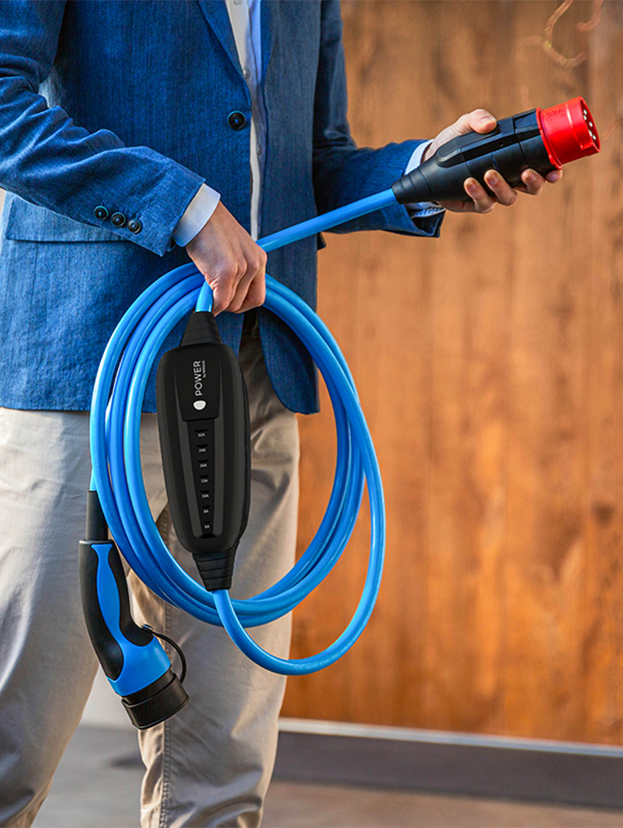 Osoba koja drži MOON kabel za punjenje