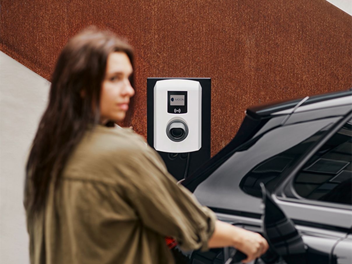 Žena juri auto zidnom kutijom