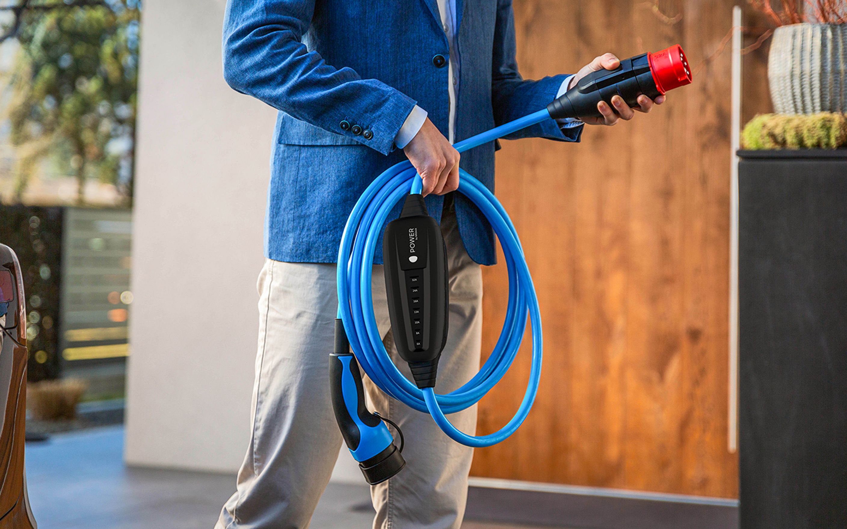 Muškarac drži čep kabela u ruci