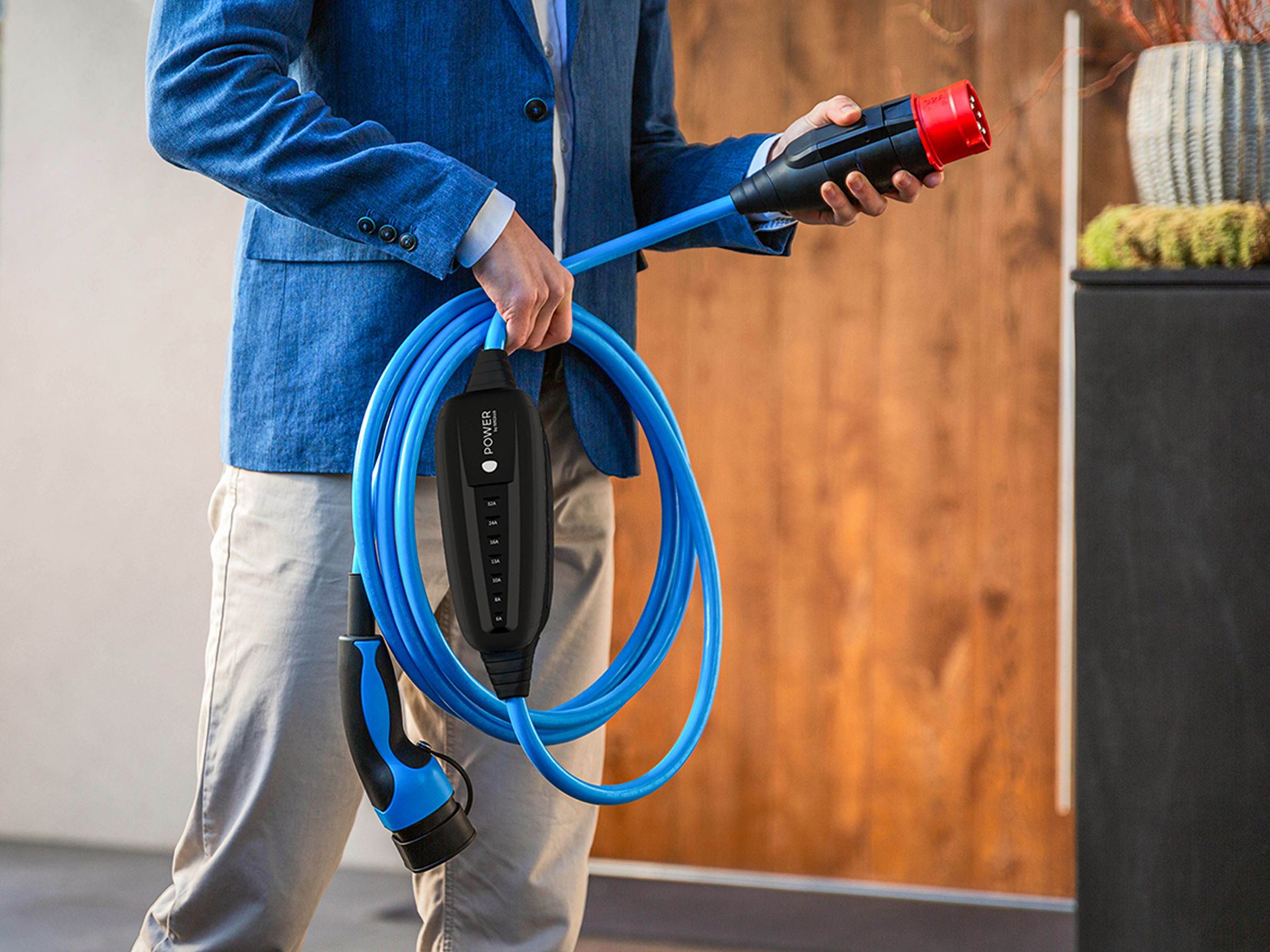 Muškarac drži čep kabela u ruci