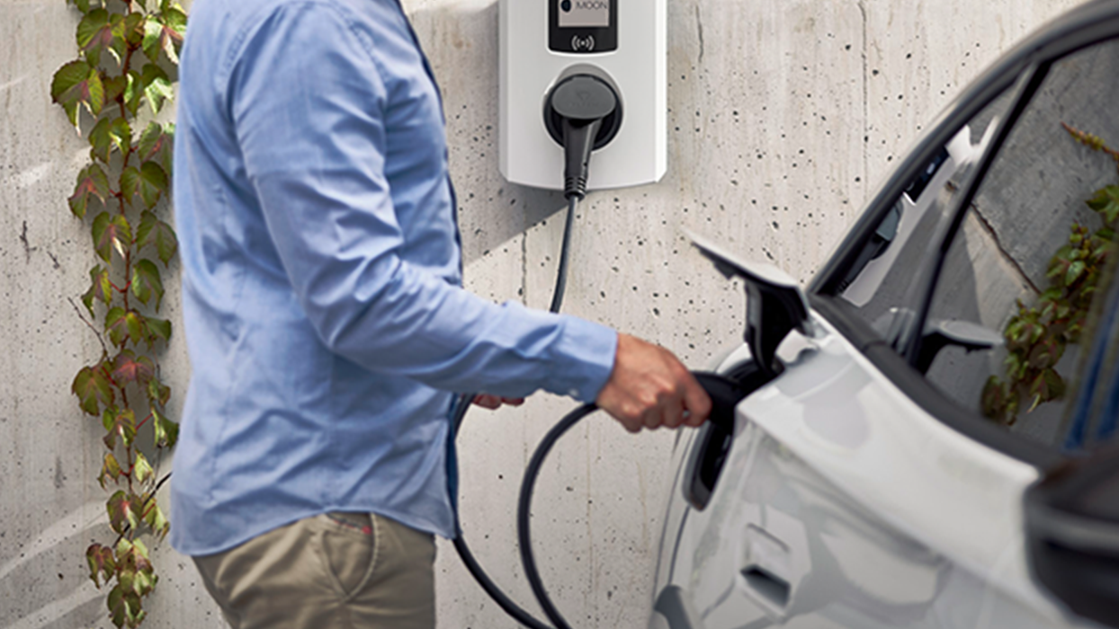 Čovjek juri auto zidnom kutijom