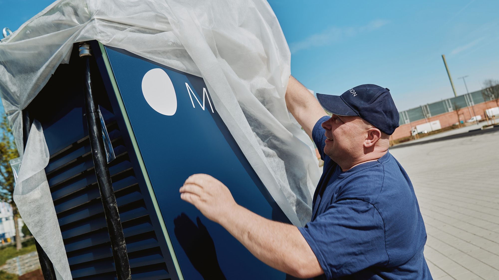 Muškarac raspakira POWER Charger