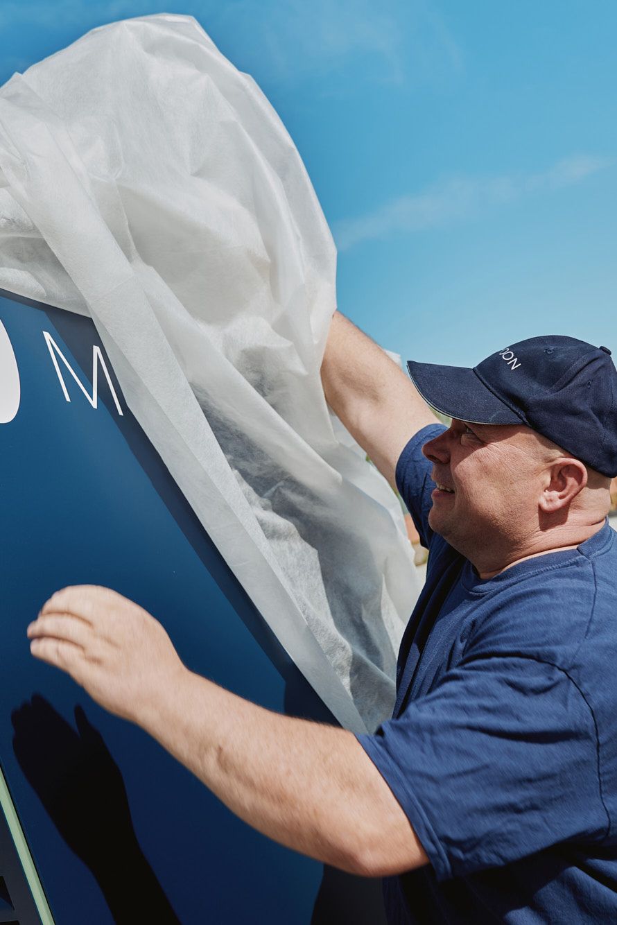 Muškarac raspakira POWER Charger