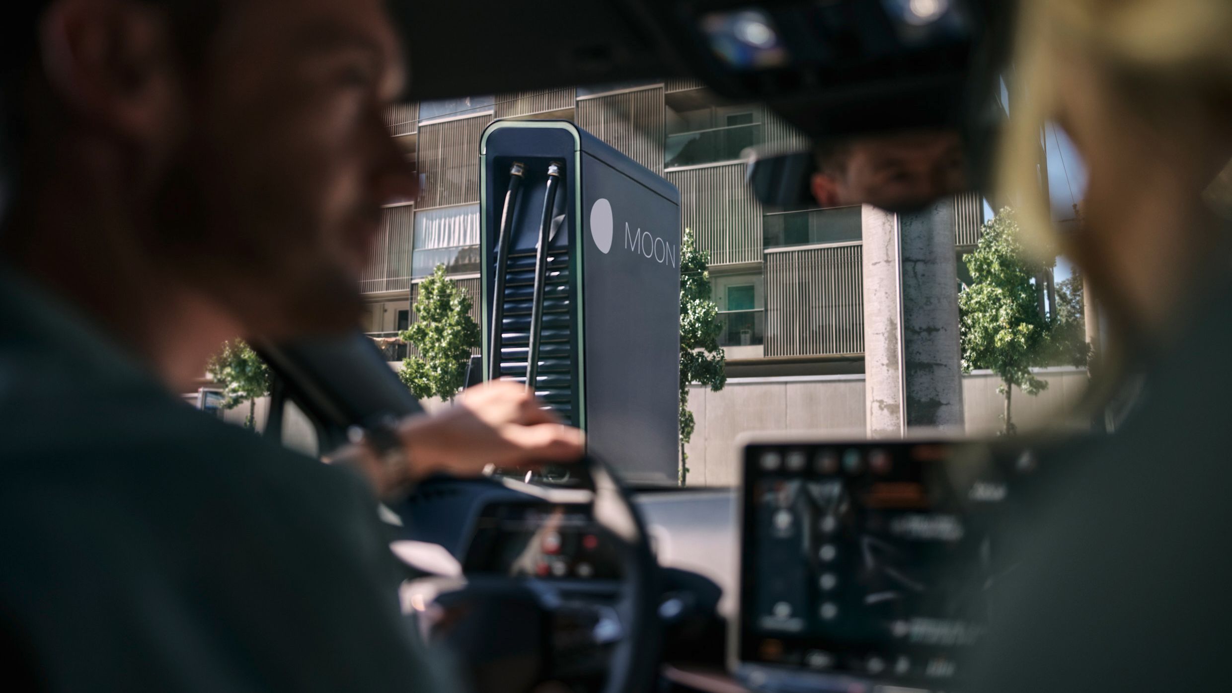 Dvoje ljudi u jednom autu