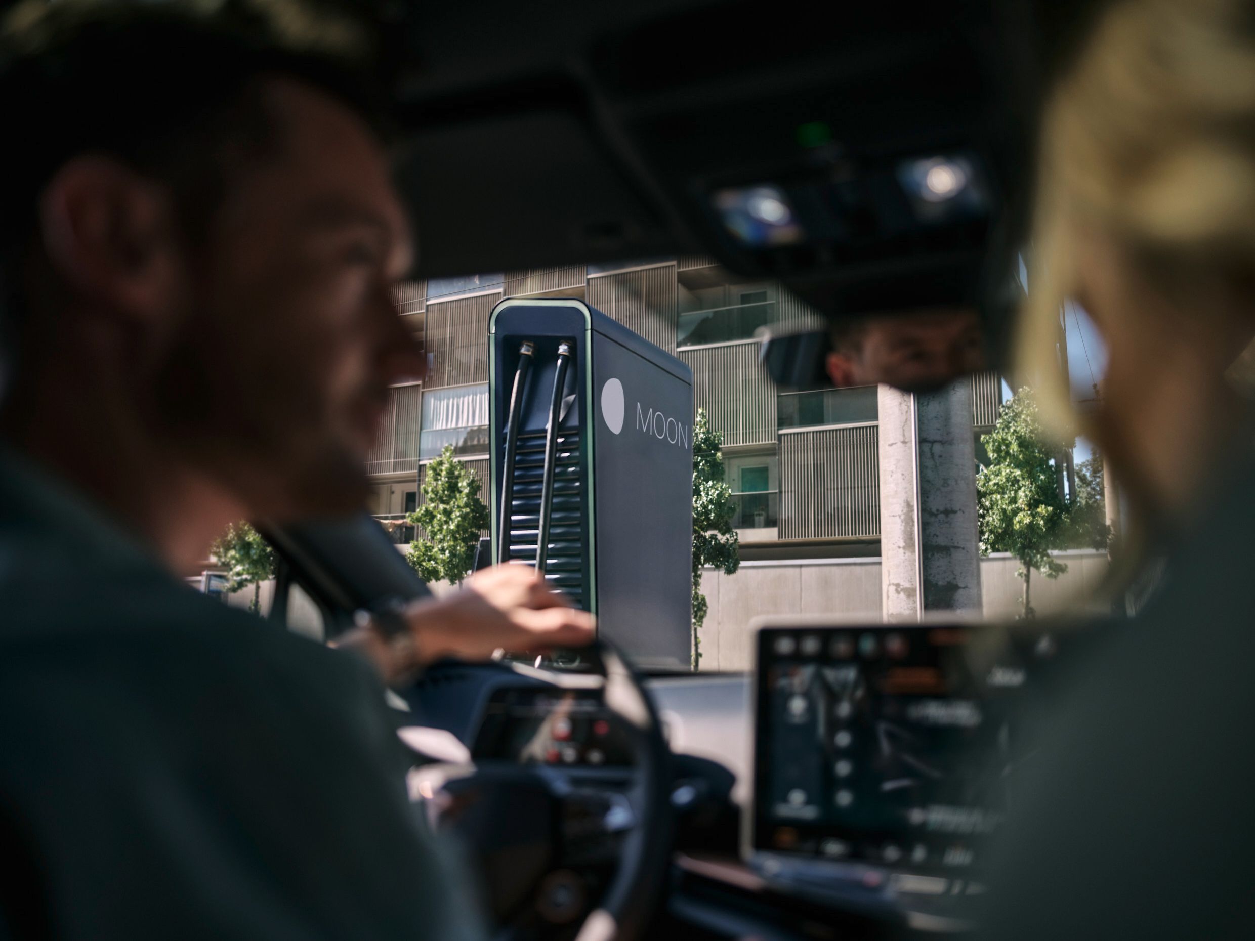 Dvoje ljudi u jednom autu