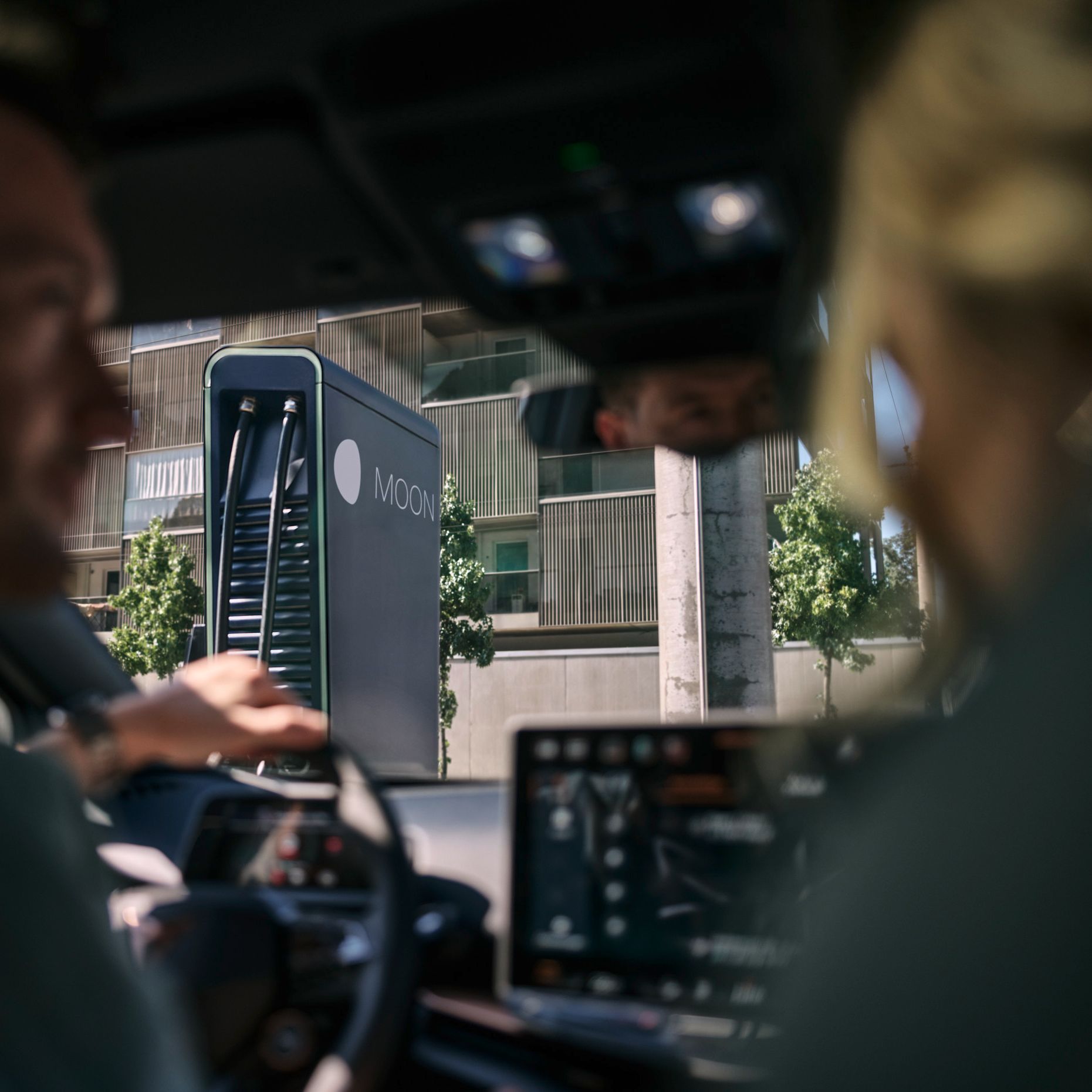 Dvoje ljudi u jednom autu