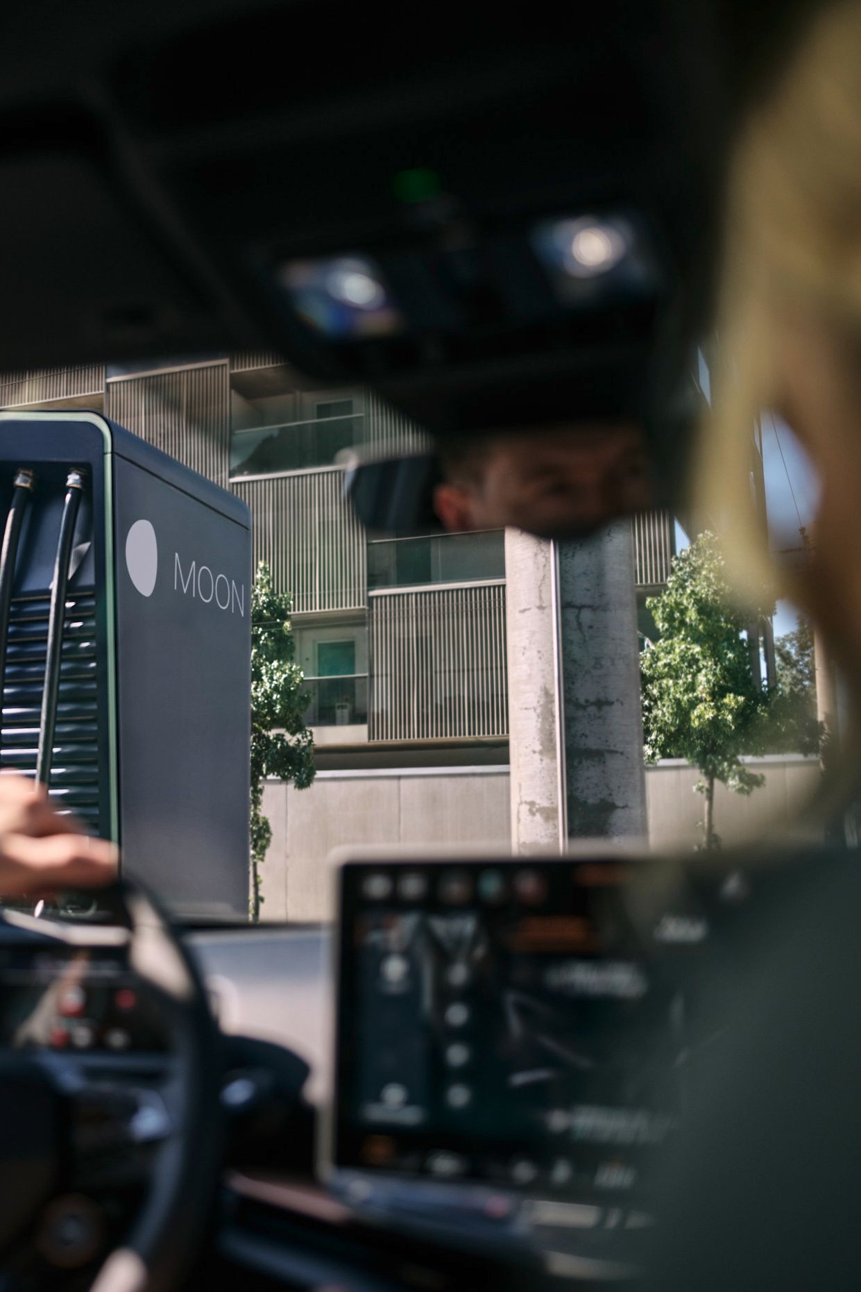 Dvoje ljudi u jednom autu