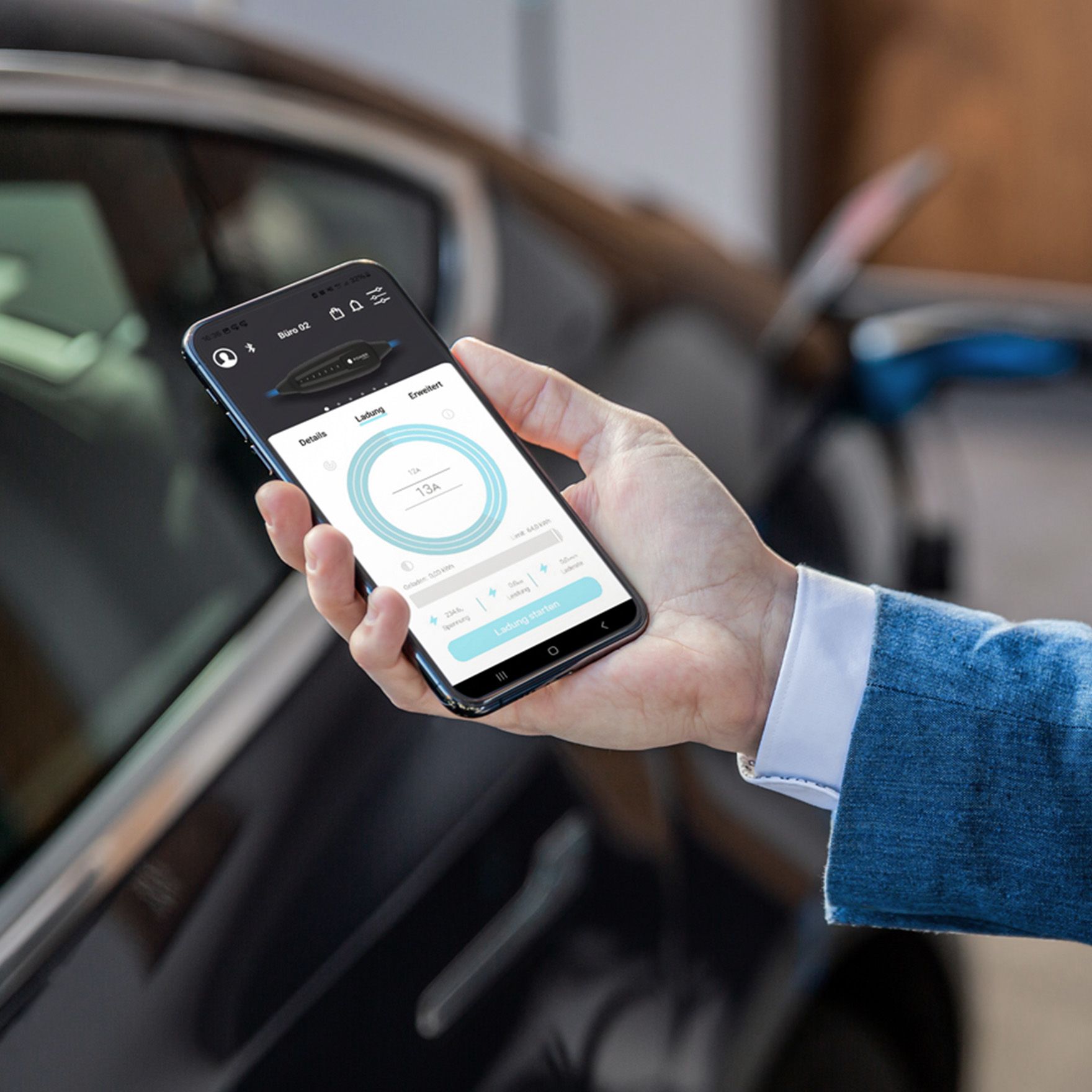 Osoba koja drži mobitel s uključenim zaslonom