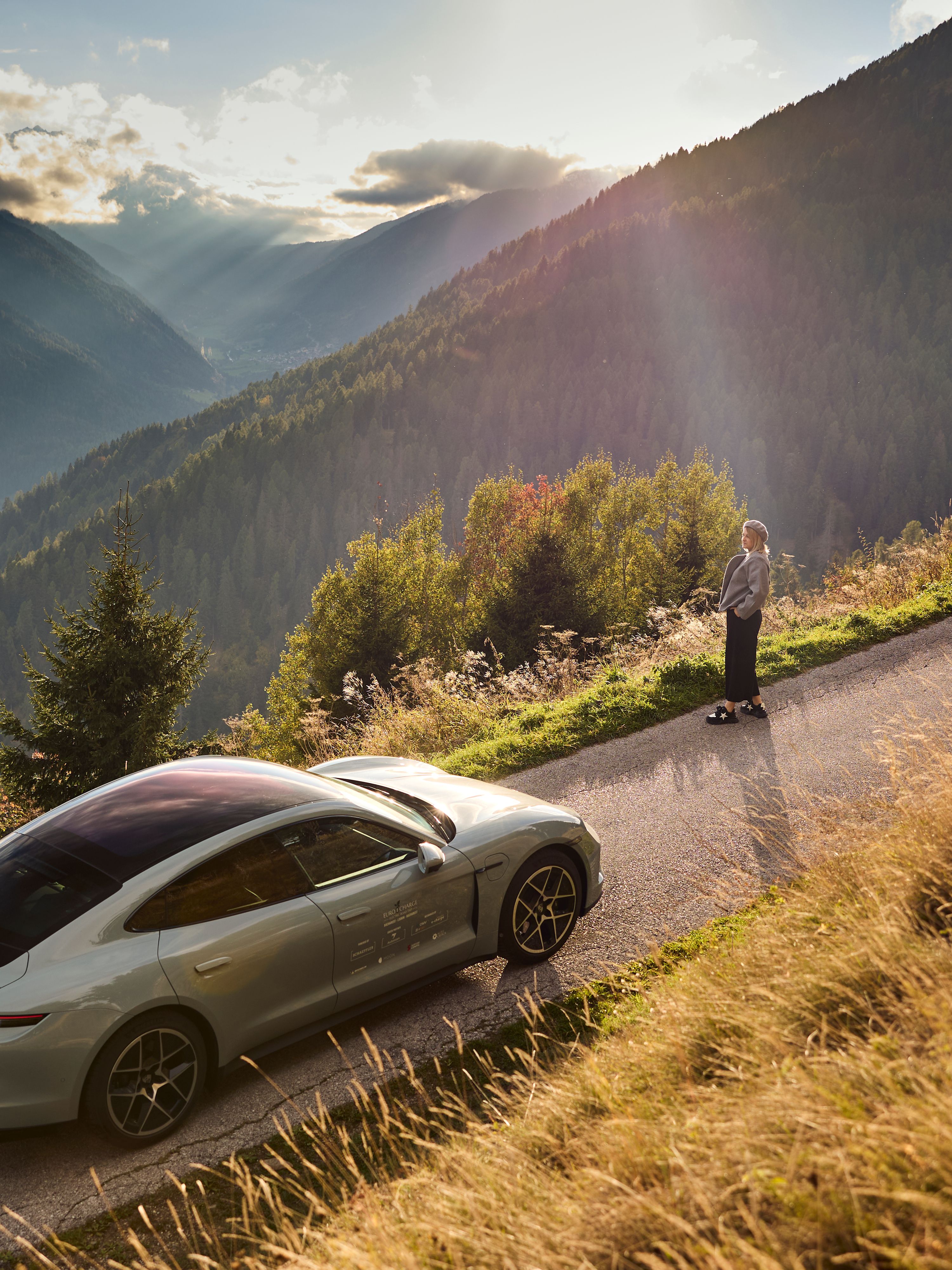 Auto koji se penje uz planinu cestom