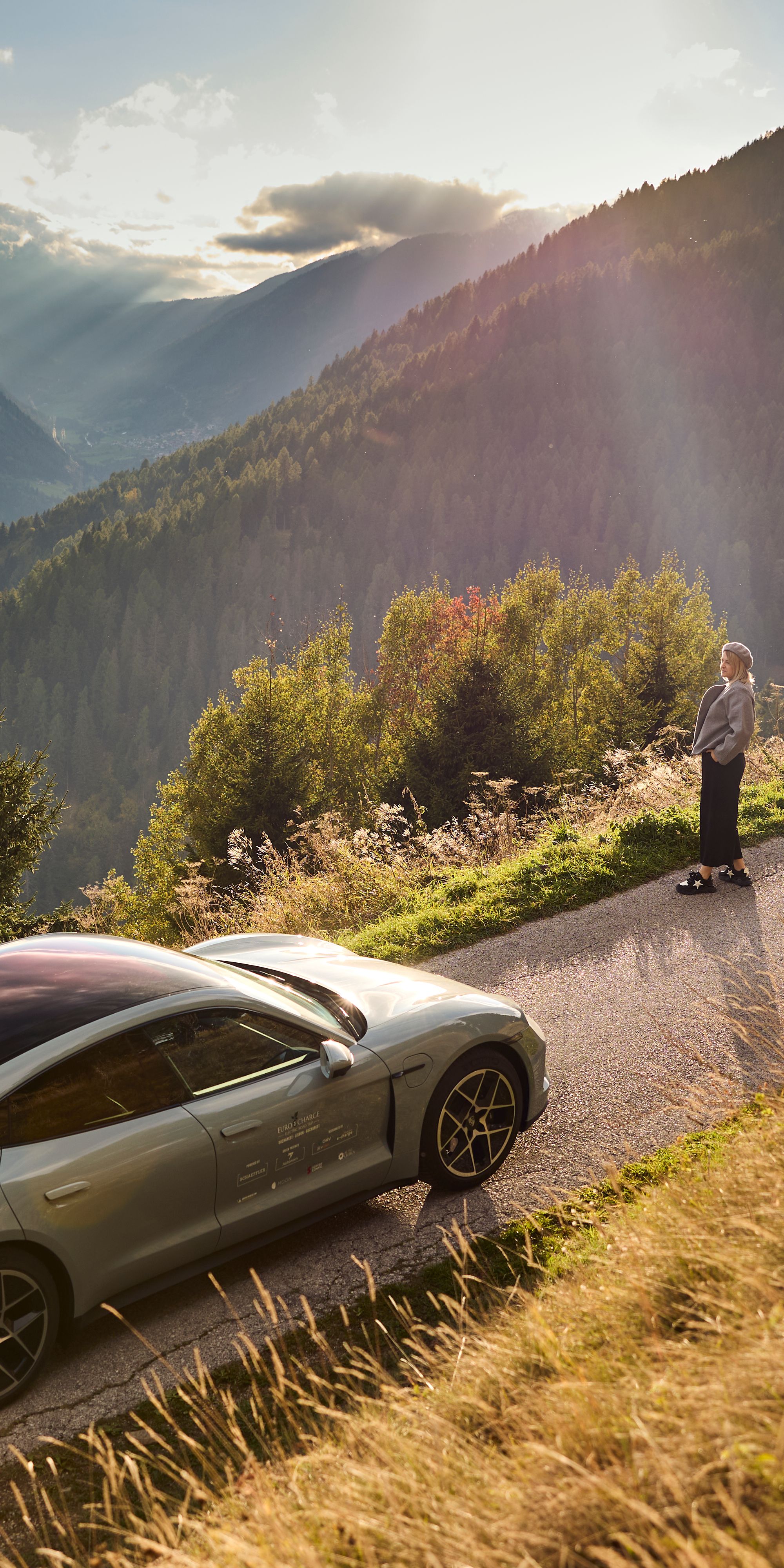 Auto koji se penje uz planinu cestom