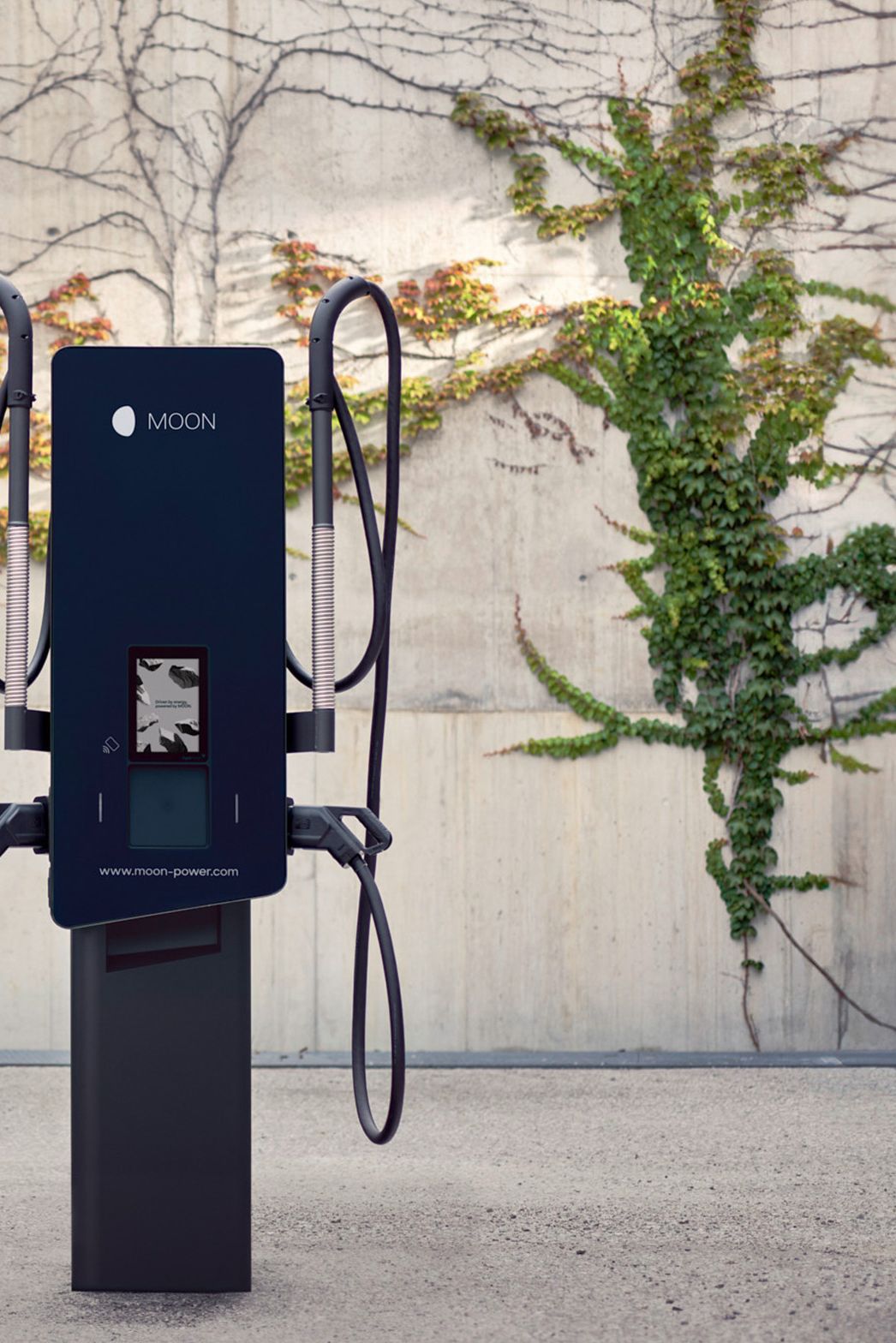 Žena hoda ispred punionice s automobilom u pozadini