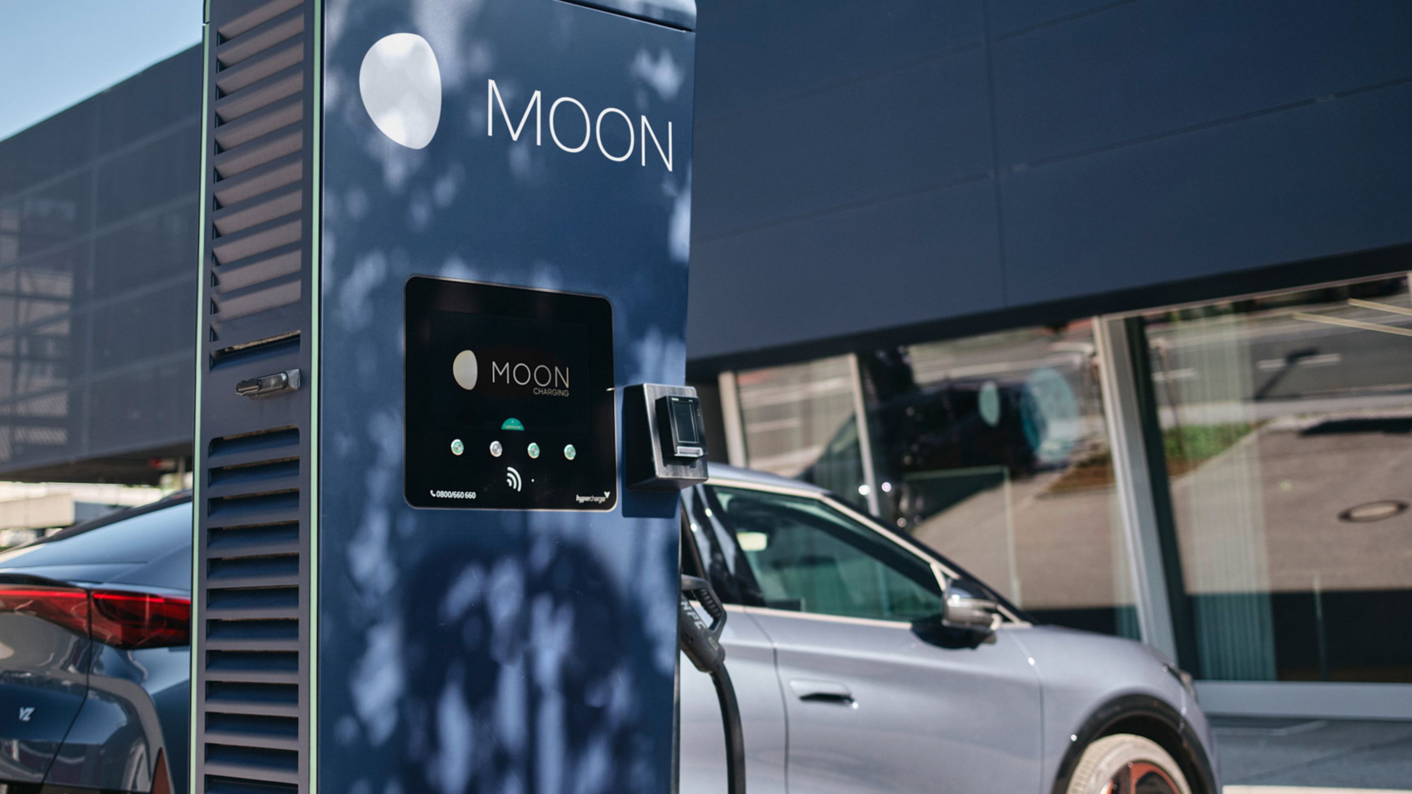 Punionica ispred automobila s zaslonom