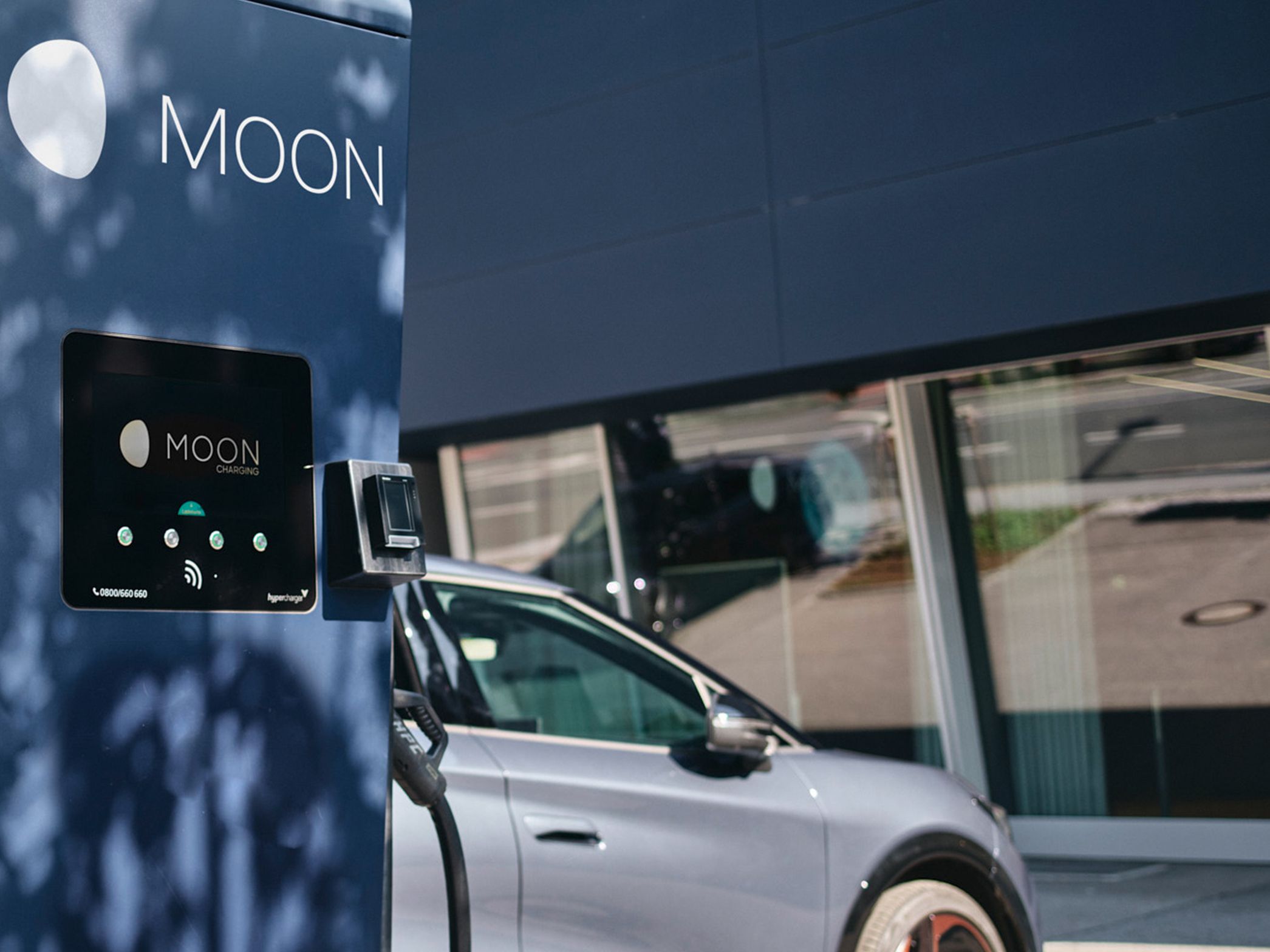 Punionica ispred automobila s zaslonom