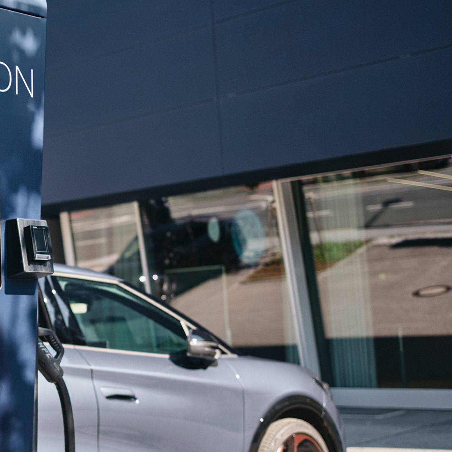 Punionica ispred automobila s zaslonom