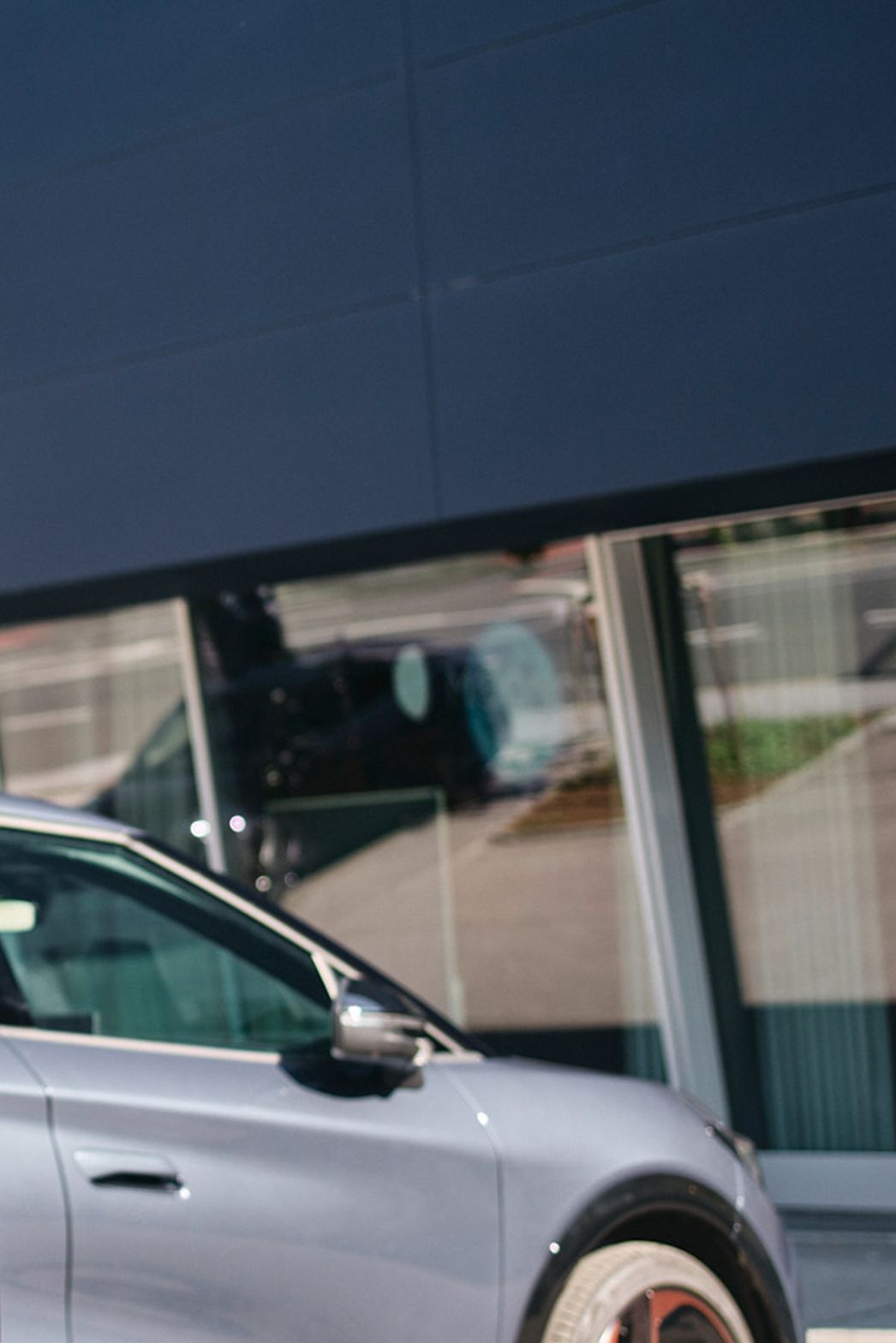 Punionica ispred automobila s zaslonom