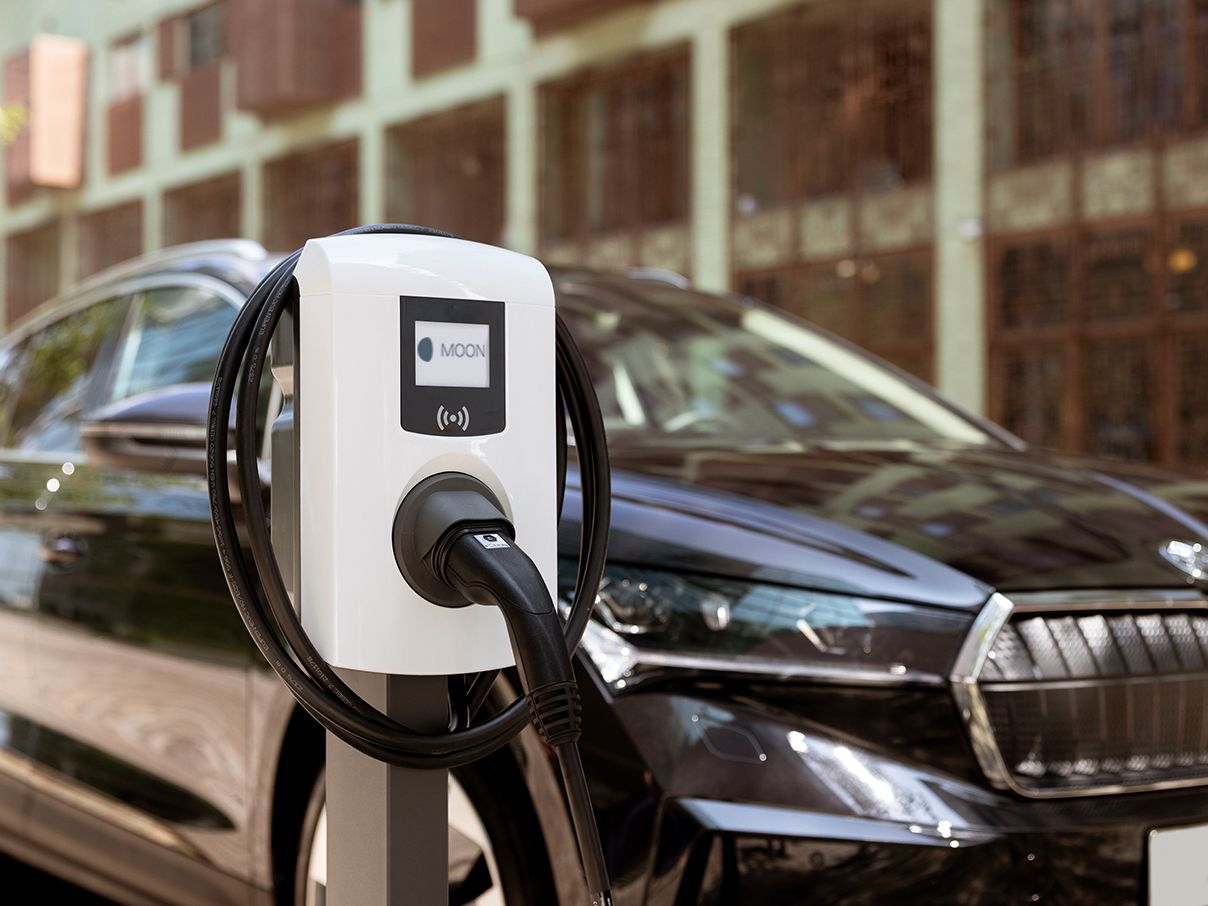 Punionica ispred automobila 