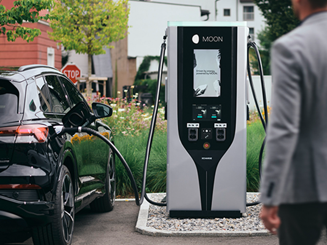 Osoba hoda prema stanici za punjenje