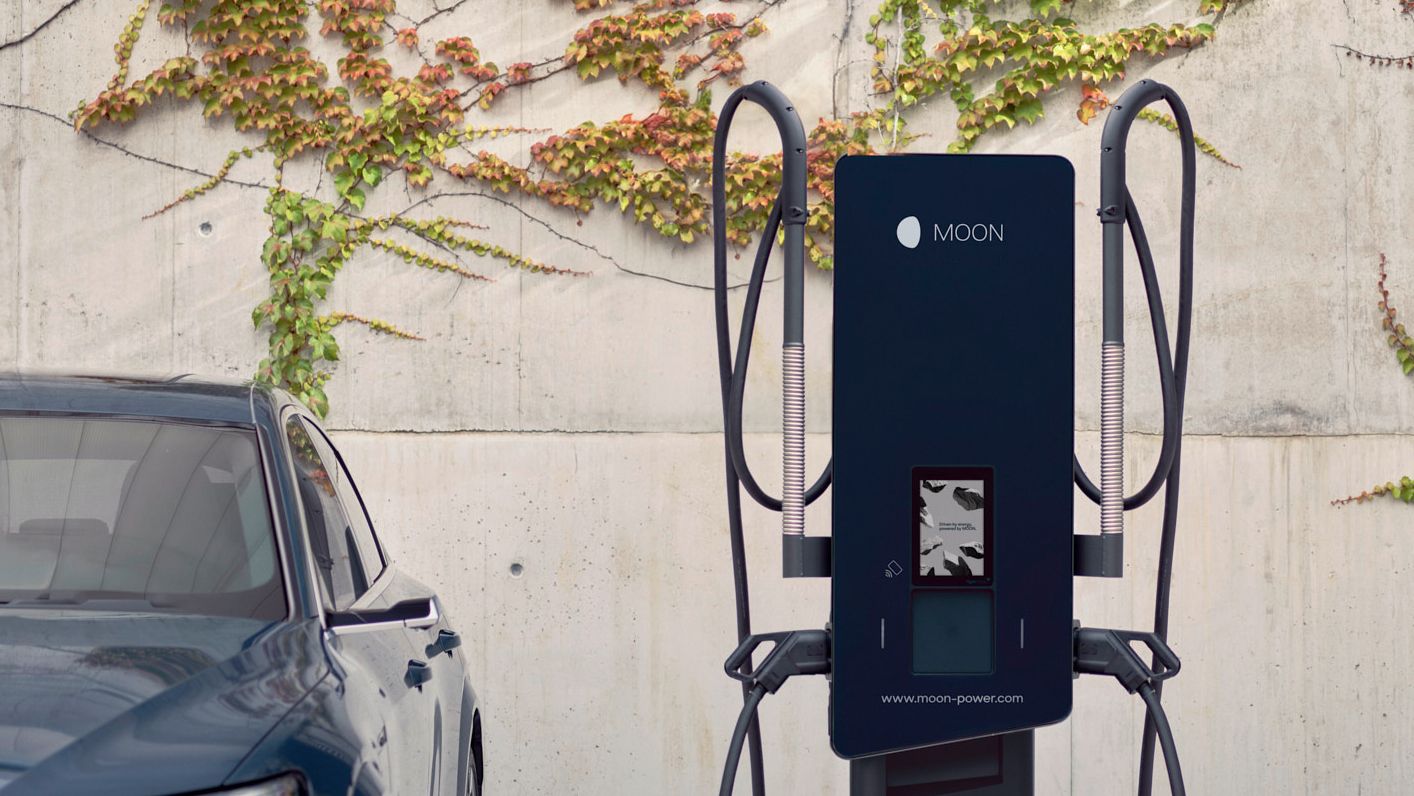 Auto je parkiran pored stanice za punjenje