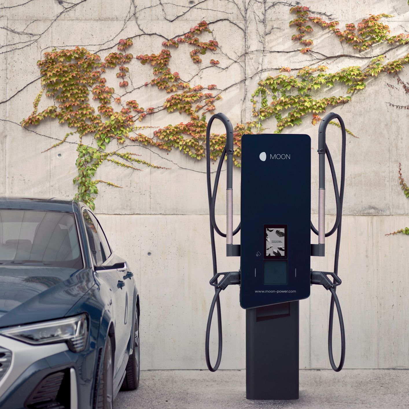 Auto je parkiran pored stanice za punjenje