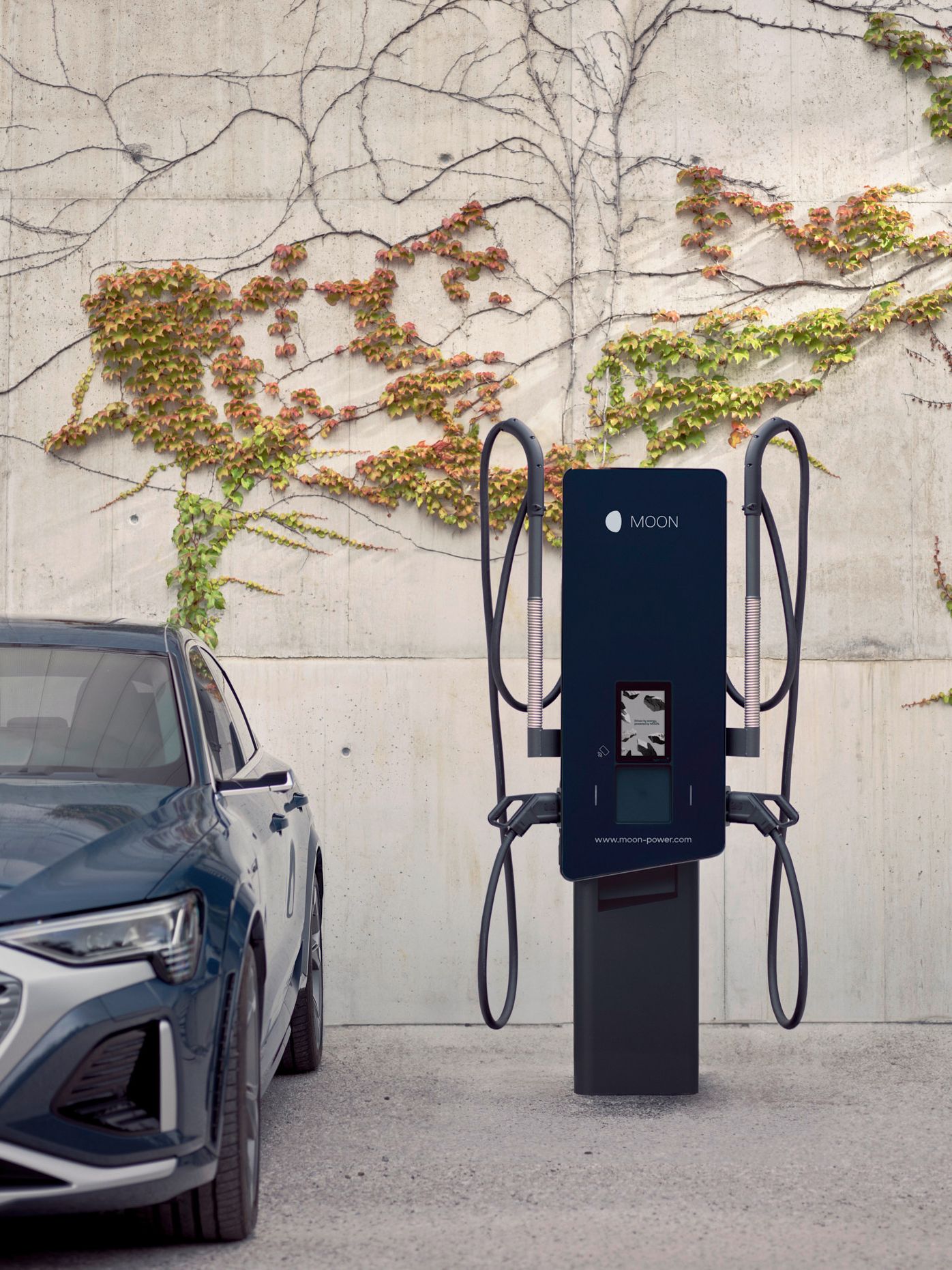 Auto je parkiran pored stanice za punjenje