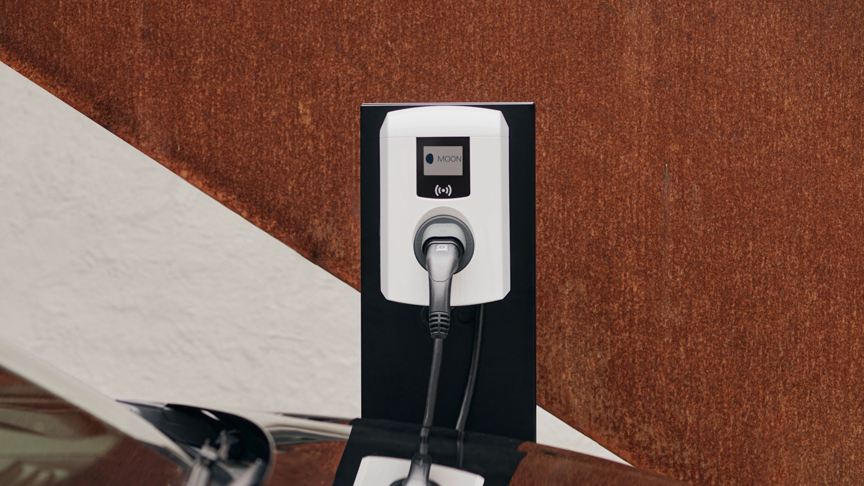 Zidna kutija iza automobila