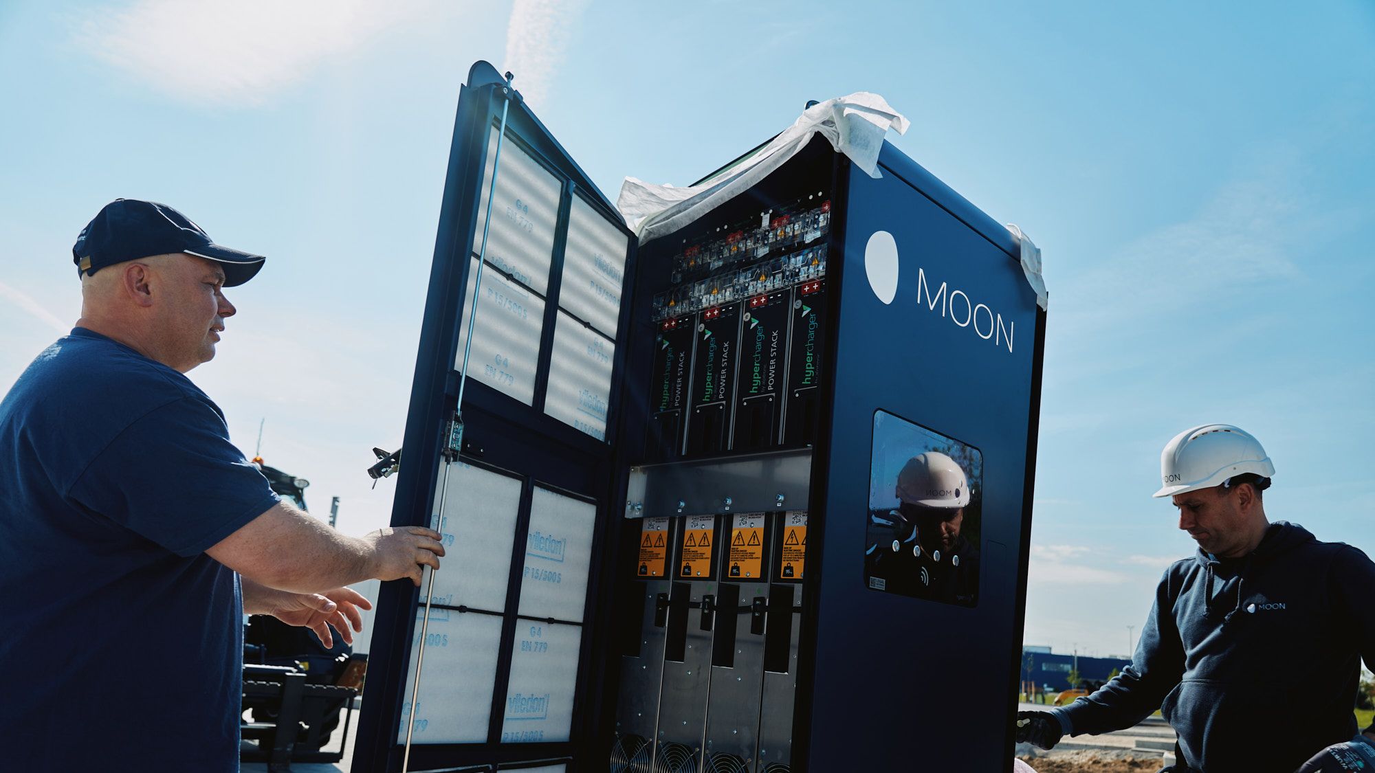 dva muškarca izvode instalaciju POWER punjača