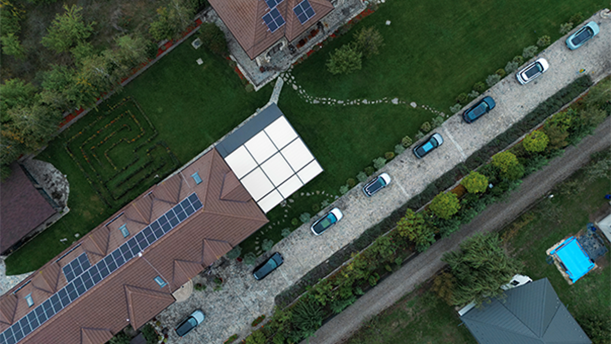 Kuća s fotonaponskim sustavom na krovu odozgo