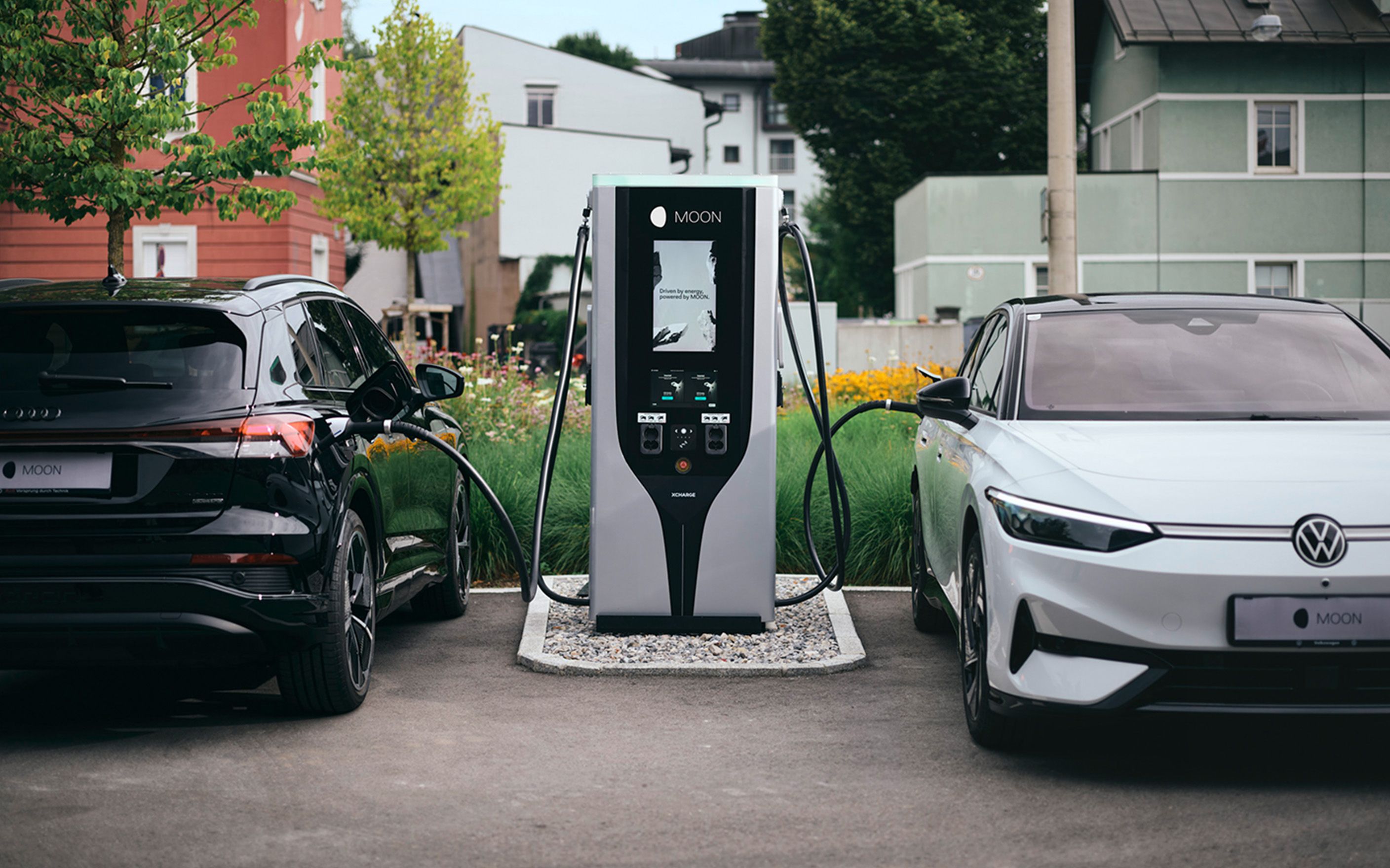 Utičnica za punjenje između dva automobila