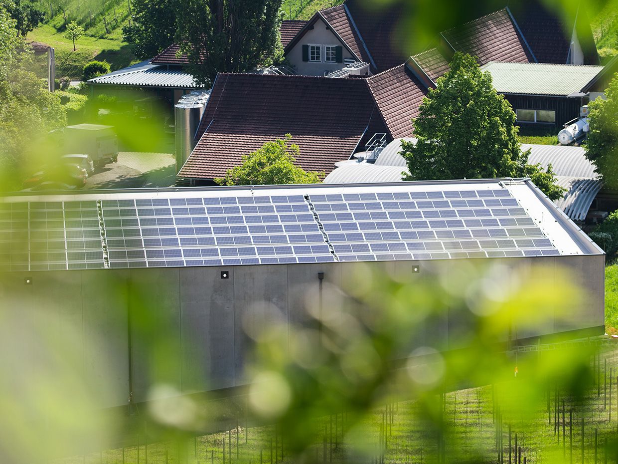 Fotonaponski sustav na krovu ispred grupe kuća