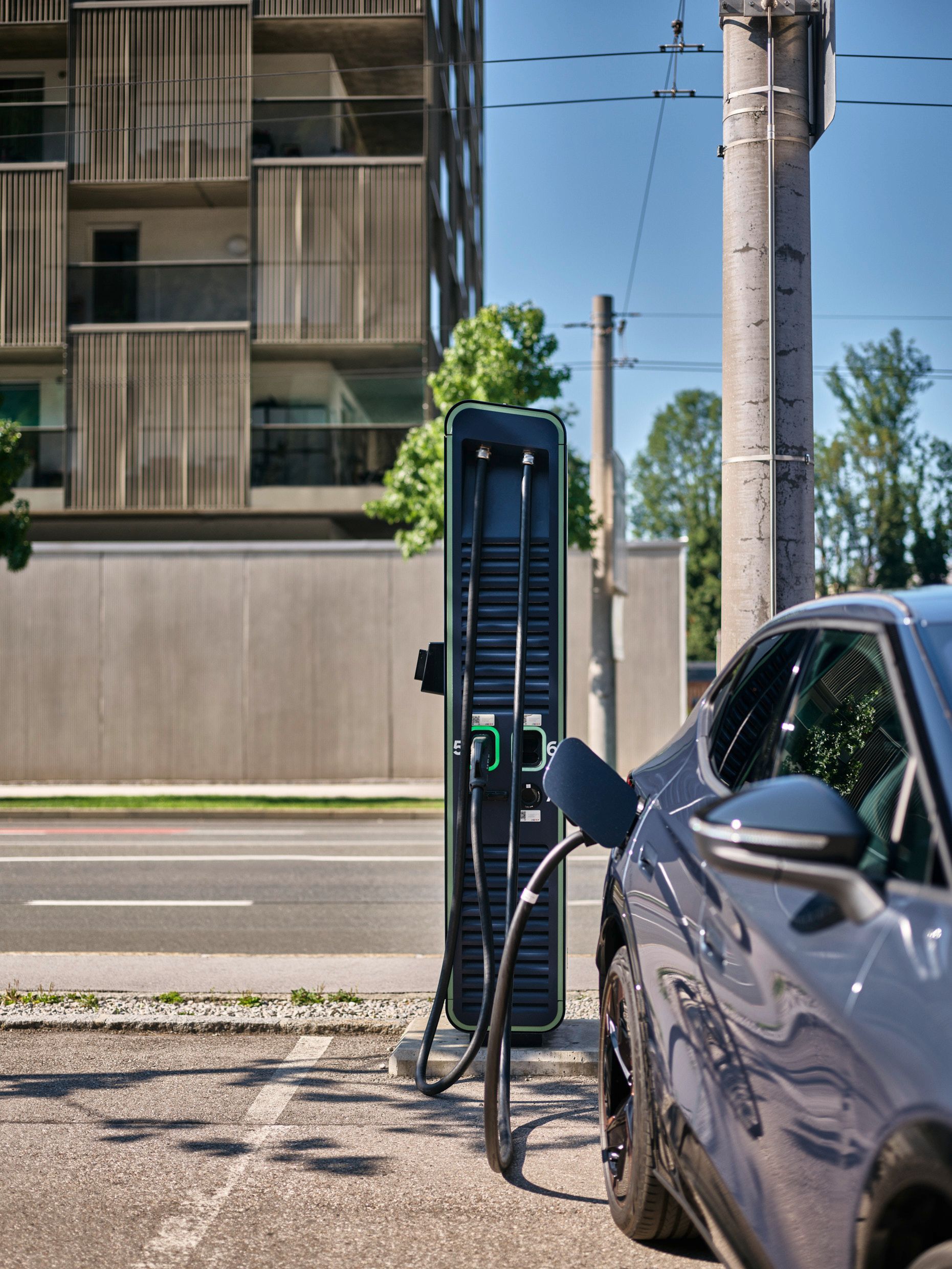 Auto priključen na punjačku stanicu na parkiralištu