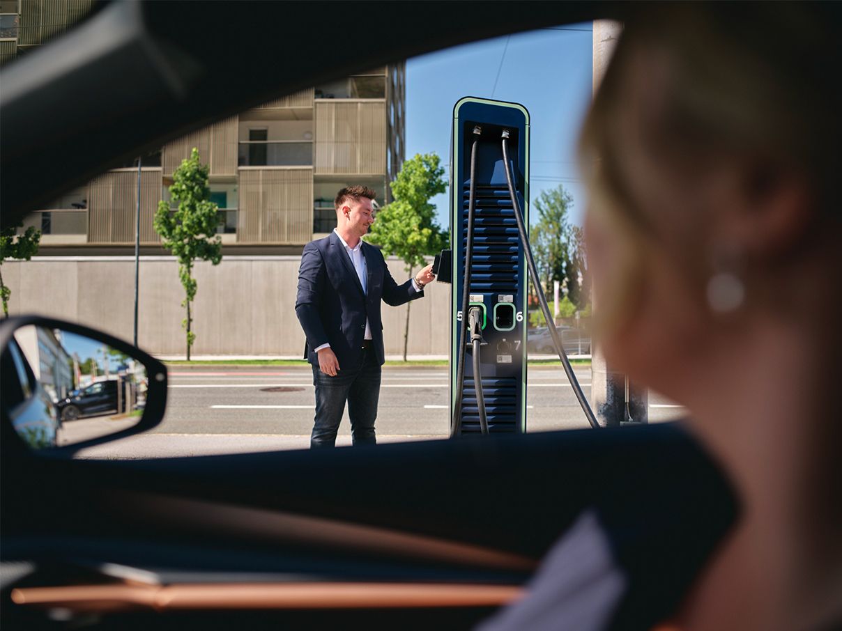 Osoba plaća karticom na punjaču